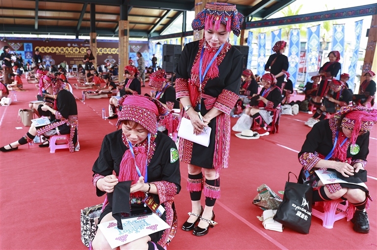 近百名好手聚三亚 比拼黎锦苗绣技艺